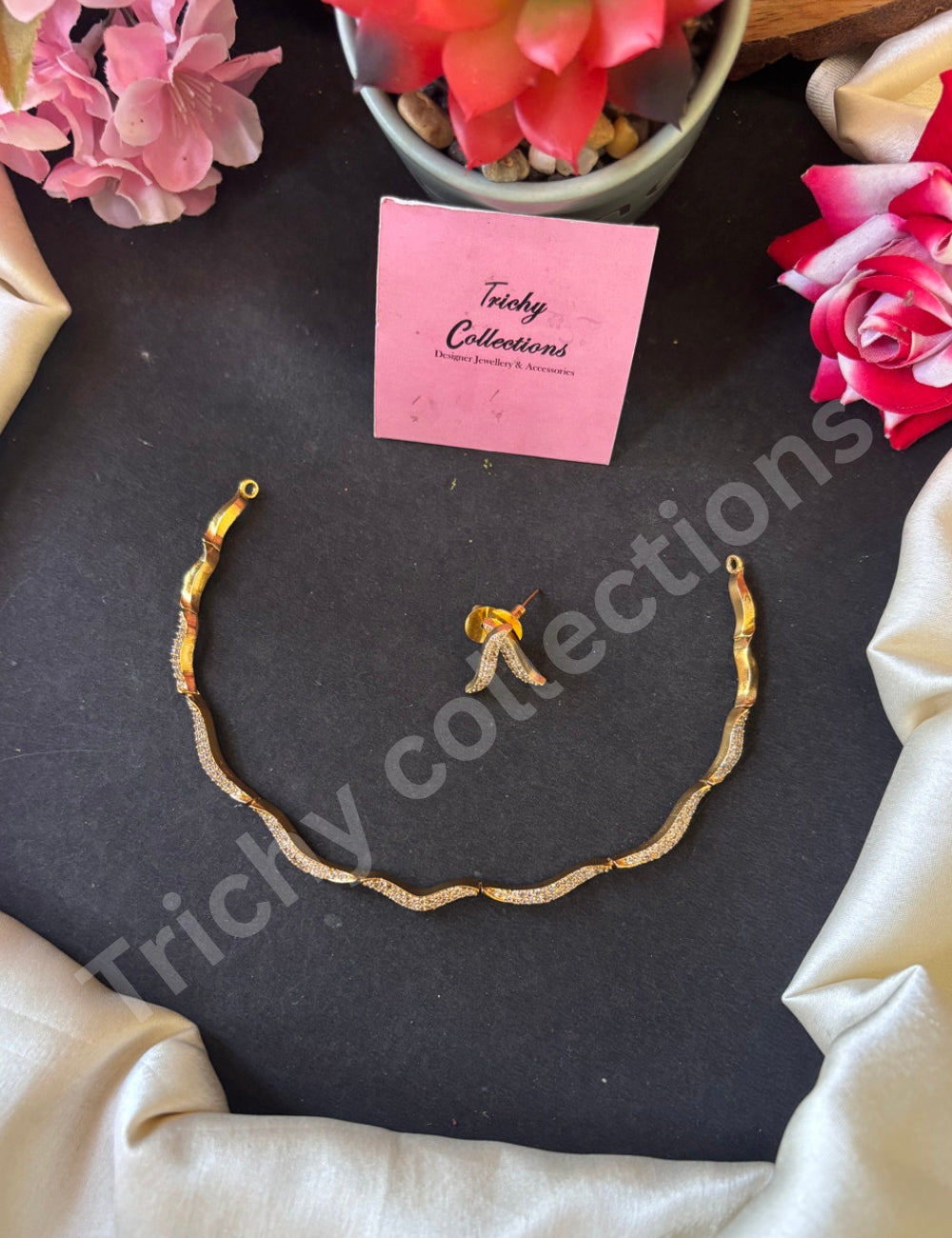Lydia wavy ad stone necklace