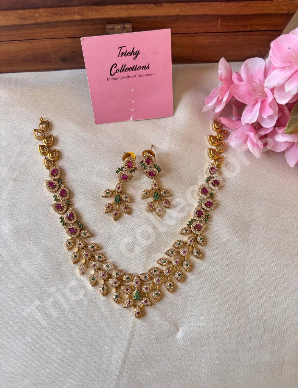 Leafy liana ad stone necklace