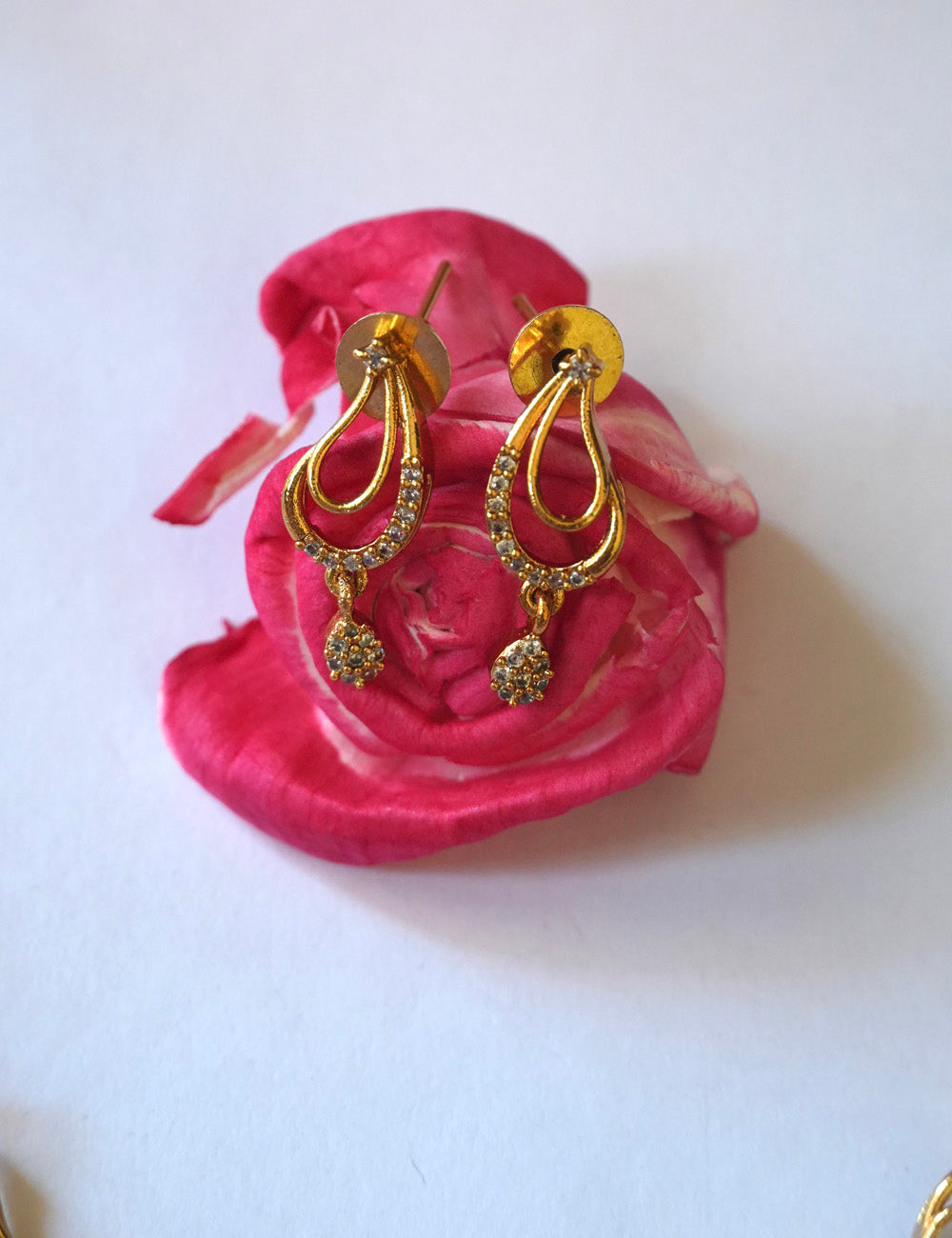 Diamond cut gold finish necklace 